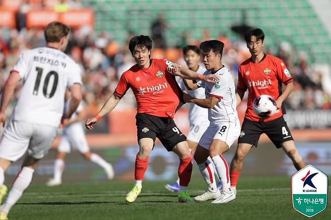 [서울=뉴시스] 프로축구 K리그1 강원FC의 이유현과 포항스틸러스의 김승호. (사진=한국프로축구연맹 제공) 2026.05.05. photo@newsis.com  *재판매 및 DB 금지