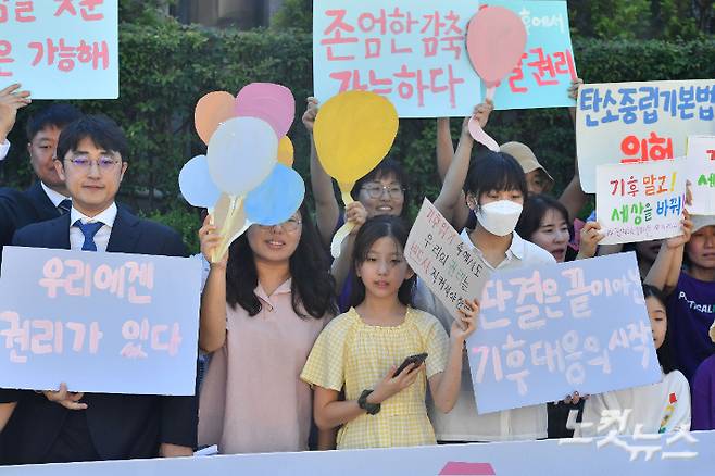 지난2024년 8월 29일 오후 서울 종로구 헌법재판소 앞에서 열린 기후 헌법소원 최종선고 관련 기자회견에서 아기기후소송의 청구인 한제아 양이 구호를 외치고 있다. 헌법재판소는 2030년까지만 온실가스 감축량을 설정하고 있는 현행 탄소중립법 조항이 국민의 기본권을 침해해 헌법에 어긋난다며 재판관 전원일치 의견으로 탄소중립기본법 8조 1항에 헌법불합치 결정을 내렸다. 류영주 기자