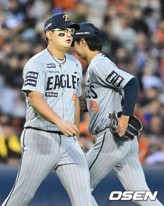 [OSEN=잠실, 최규한 기자] 23일 서울 잠실야구장에서 ‘2026 신한 SOL KBO리그’ LG 트윈스와 한화 이글스의 경기가 열렸다.홈팀 LG는 이정용, 방문팀 한화는 황준서를 선발로 내세웠다. 3회말 2사 2루 상황 한화 김서현이 마운드에 오르고 있다. 2026.04.23 / dreamer@osen.co.kr