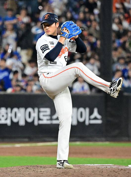 [OSEN=대전, 지형준 기자] 15일 대전 한화생명 볼파크에서 2026 신한 SOL KBO리그 한화 이글스와 삼성 라이온즈의 경기가 열렸다.4연패 중인 한화는 윌켈 에르난데스, 5연승을 노리는 삼성은 양창섭이 선발로 나섰다.&nbsp;7회초 한화 강건우가 역투하고 있다. 2026.04.15&nbsp;/ jpnews@osen.co.kr