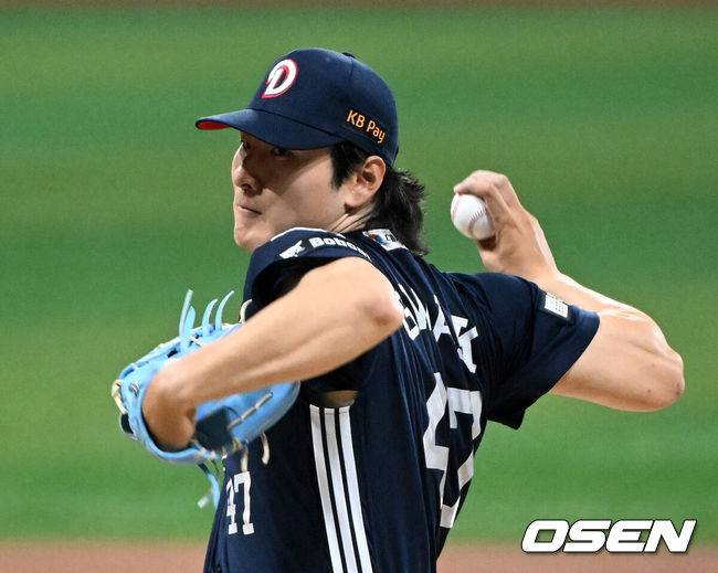 [OSEN=고척, 이대선 기자] 3일 서울 고척스카이돔에서 2026 신한 SOL KBO리그 키움 히어로즈와 두산 베어스의 경기가 열렸다.이날 키움은 박준현, 두산 곽빈을 선발로 내세웠다. 1회말 무사에서 두산 선발투수 곽빈이 역투하고 있다. 2026.05.03 /sunday@osen.co.kr