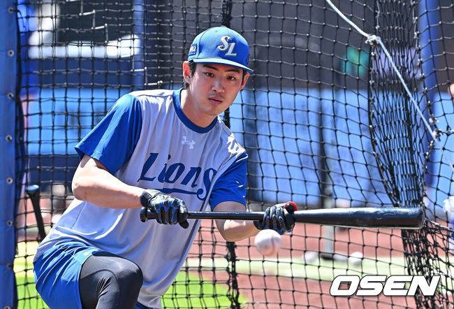 [OSEN=대구, 이석우 기자] 5일 대구삼성라이온즈파크에서 2026 신한 SOL KBO 리그 삼성 라이온즈와 키움 히어로즈의 경기가 열린다. 홈팀 삼성은 오러클린이, 방문팀 키움은 오석주가 선발 출전한다. 삼성 라이온즈 구자욱이 부상 회복 후 번트 훈련을 하고 있다. 2026.05.05 / foto0307@osen.co.kr