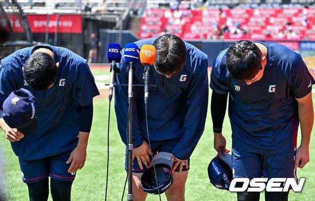 [OSEN=수원, 민경훈 기자] 5일 수원 KT위즈파크에서 2026 신한 SOL KBO리그 KT 위즈와 롯데 자이언츠의 경기가 열렸다.이날 KT는 소형준, 롯데는 로드리게스를 선발로 내세웠다.경기 전 롯데 김세민, 고승민, 나승엽이 경기에 앞서 인터뷰를 하고 있다.&nbsp;나승엽, 고승민, 김세민은 올해 초 대만 스프링캠프 중 도박장 출입으로 출전정지 징계를 받았다 해제돼 1군 엔트리에 복귀했다. 2026.05.05 /rumi@osen.co.kr
