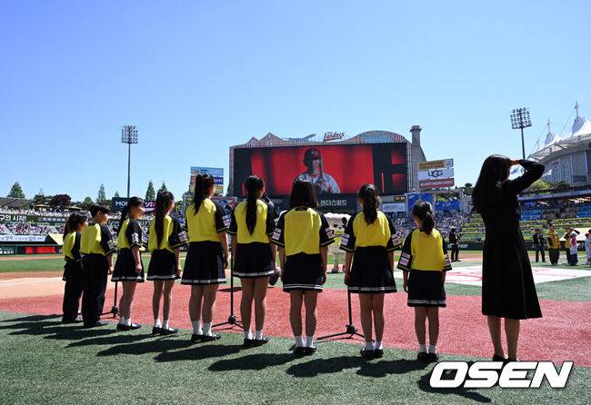 [OSEN=인천, 이대선 기자] 5일 인천 SSG랜더스필드에서 2026 신한 SOL KBO리그 SSG 랜더스와 NC 다이노스의 경기가 열렸다.이날 SSG은 최민준, 두산 NC는 신영우를 선발로 내세웠다.경기에 앞서 어린이 합창단이 애국가를 부르고 있다. 2026.05.05 /sunday@osen.co.kr