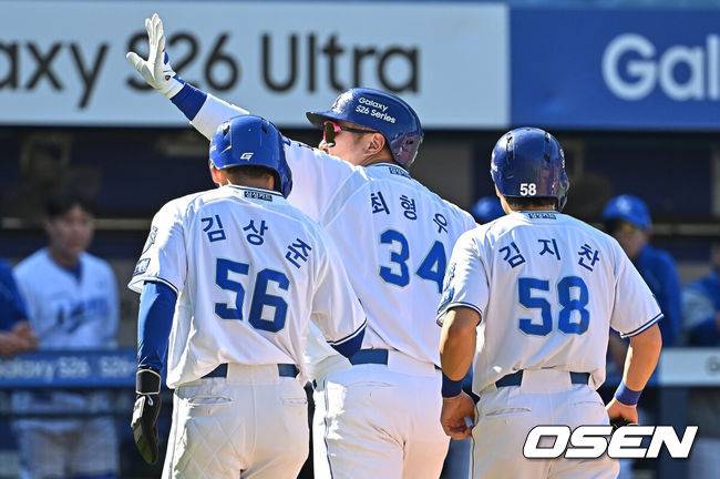 [OSEN=대구, 이석우 기자] 5일 대구삼성라이온즈파크에서 2026 신한 SOL KBO 리그 삼성 라이온즈와 키움 히어로즈의 경기가 열렸다. 홈팀 삼성은 오러클린이, 방문팀 키움은 오석주가 선발 출전했다. 삼성 라이온즈 최형우가 5회말 2사 2,3루 좌중월 3점 홈런을 치고 세리머니를 하고 있다. 2026.05.05 / foto0307@osen.co.kr