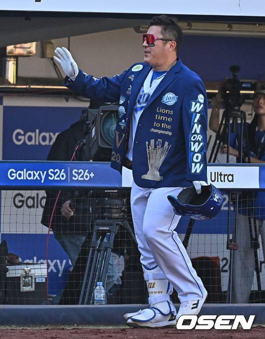 [OSEN=대구, 이석우 기자] 5일 대구삼성라이온즈파크에서 2026 신한 SOL KBO 리그 삼성 라이온즈와 키움 히어로즈의 경기가 열렸다. 홈팀 삼성은 오러클린이, 방문팀 키움은 오석주가 선발 출전했다. 삼성 라이온즈 최형우가 5회말 2사 2,3루 좌중월 3점 홈런을 치고 하이파이브를 하고 있다. 2026.05.05 / foto0307@osen.co.kr
