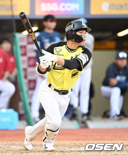 [OSEN=인천, 이대선 기자] 5일 인천 SSG랜더스필드에서 2026 신한 SOL KBO리그 SSG 랜더스와 NC 다이노스의 경기가 열렸다.이날 SSG은 최민준, 두산 NC는 신영우를 선발로 내세웠다.10회말 2사 만루에서 SSG 정준재가 우전 적시타를 치고 있다. 2026.05.05 /sunday@osen.co.kr