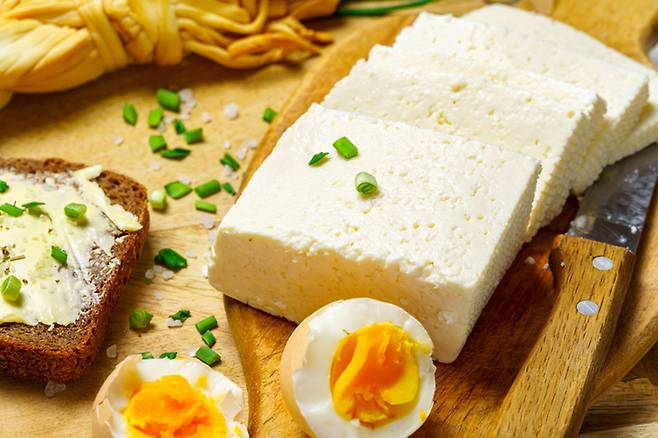 아침마다 챙겨 먹는 달걀과 두부도 개인의 건강 상태에 따라 속 불편함이나 통증을 유발하는 요인이 될 수 있다. 게티이미지