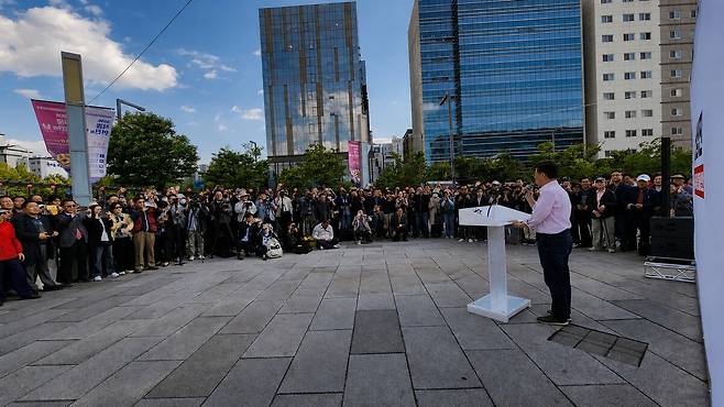 신상진 성남시장이 4일 오후 시청 광장에서 재선 도전을 선언하고 있다. 신상진 캠프 제공