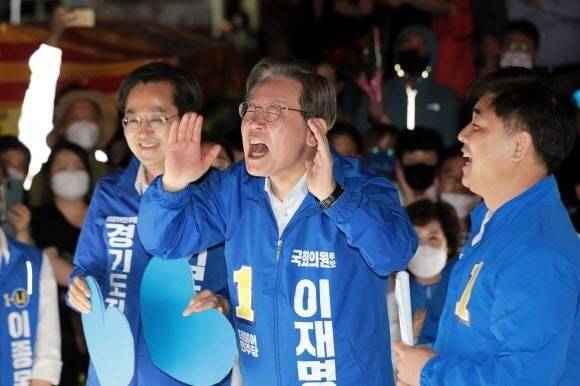 2022년 제8회 지방선거 당시 경기 성남시 야탑역을 방문한 이재명 민주당 총괄선대위원장(오른쪽 두 번째)이 김동연 경기지사 후보(오른쪽 세 번째),&nbsp;김병욱 국회의원(오른쪽)과&nbsp;함께 지지를 호소하고 있다. 뉴스1&nbsp;