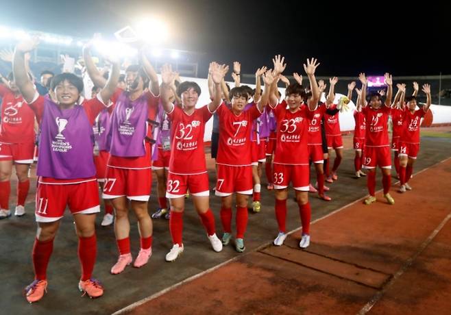 북한 내고향여자축구단 선수들이 지난해 11월 미얀마 양곤에서 열린 아시아축구연맹(AFC) 여자 챔피언스리그(AWCL) 조별 예선에서 8강 진출을 확정 지은 뒤 관중들에게 손을 흔들며 인사하고 있다. 내고향축구단은 오는 20일 경기 수원종합운동장에서 수원FC 위민과 AWCL 결승 진출을 놓고 자존심을 건 남북대결을 벌인다. 양곤 EPA 연합뉴스