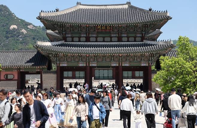 어린이날인 5일 서울 경복궁이 나들이 나온 시민들과 외국인 관광객들로 북적이고 있다. 2026.5.5 뉴스1