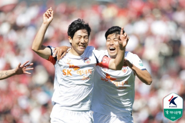 부천FC를 상대로 선제골을 넣은 남태희(왼쪽)가 기뻐하고 있다. 한국프로축구연맹 제공