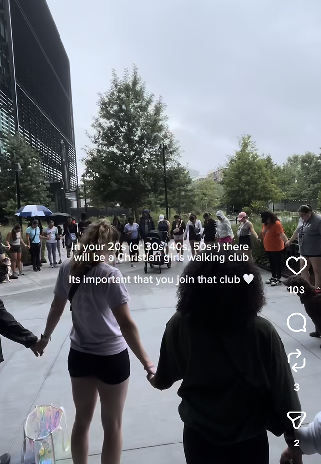 ‘홀리걸 워크’에 참여한 여성들이 모여 기도를 하고 있다. 인스타그램 캡쳐
