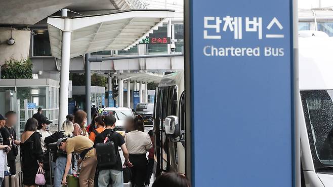 인천국제공항에서 단체버스를 탑승하는 외국인 단체 관광객들. 기사 이해를 돕기 위한 사진. 뉴스1