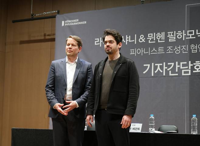 뮌헨 필하모닉 오케스트라의 플로리안 비간트(왼쪽) 대표와 라하브 샤니 지휘자 /제공 = 빈체로