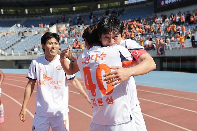 제주 남태희(오른쪽 끝)가 5일 부천종합운동장에서 열린 부천과 원정 경기서 후반 30분 선제 결승 골을 뽑은 뒤 자신의 득점을 도운 김륜성과 포옹하며 기뻐하고 있다. 사진제공│한국프로축구연맹