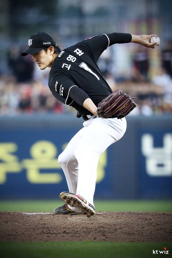 KT 고영표가 지난 1일 광주 KIA전에서 힘껏 투구하고 있다. KT 위즈 제공