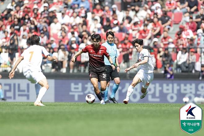부천FC 김동현이 5일 제주SK전에서 드리블 돌파를 하고 있다. 프로축구연맹 제공