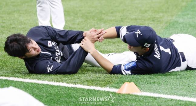 지난해 11월 대표팀 소집 훈련 도중 왼태인(왼쪽)과 문동주. /사진=김진경 대기자
