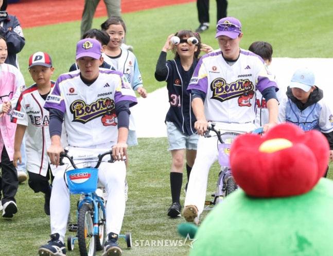 2025시즌 어린이날 매치업에서 김민석(왼쪽)과 박지훈이 미니 이벤트에 참여하고 있다. /사진=김진경 대기자