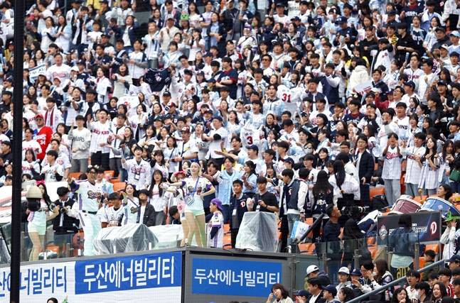 2025년 5월 5일 응원하고 있는 두산 응원단. /사진=두산 베어스