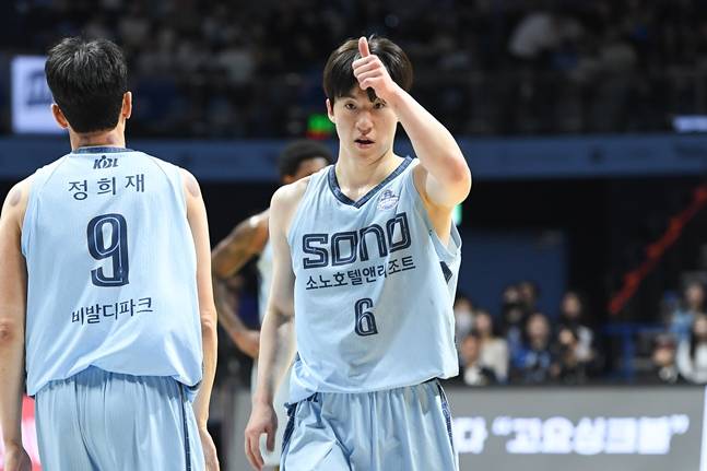 이정현(오른쪽)이 5일 오후 2시 고양 소노 아레나에서 열린 2025~2026 LG전자 프로농구 챔피언결정전(7전 4선승제) 1차전 경기 중 엄지를 치켜세우고 있다. /사진=KBL 제공