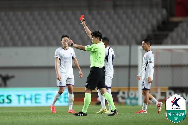 주심이 야잔에게 레드카드를 꺼내 보이고 있다. /사진=한국프로축구연맹 제공
