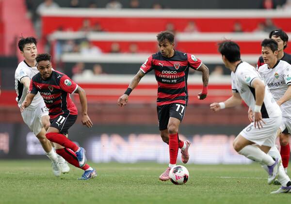■매치 오브 라운드 : 5승을 노리는 두 팀, 강원FC vs 포항스틸러스.(사진제공=한국프로축구연맹)