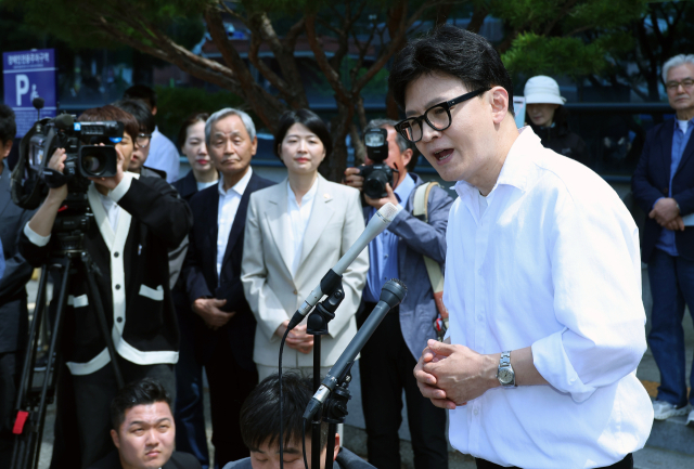부산 북갑 국회의원 보궐선거에 출마한 한동훈 무소속 후보가 4일 오후 부산 구포동 북구선거관리위원회에 예비후보 등록을 마친 뒤 기자들 질문에 답하고 있다. 연합뉴스