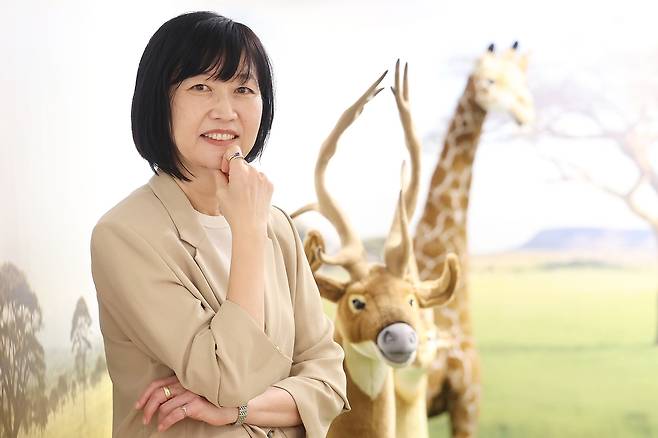 '푸른사자 와니니' 이현 작가 (서울=연합뉴스) 강민지 기자 = 뮤지컬 '푸른사자 와니니' 원작자인 이현 작가가 지난4일 서울 마포구 마포아트센터에서 진행된 연합뉴스와의 인터뷰에 앞서 포즈를 취하고 있다. 2026.5.5 mjkang@yna.co.kr