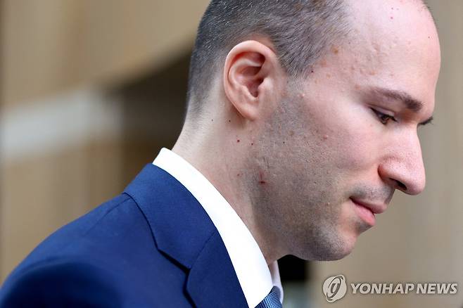 그레그 브록먼 오픈AI 사장 그레그 브록먼 오픈AI 사장이 4일(현지시간) 미국 캘리포니아 북부연방지법 오클랜드지원 앞을 걷고 있다. 그는 일론 머스크 테슬라 최고경영자(CEO)가 제기해 열린 소송의 이날 재판에 증인으로 출석했다. [로이터=연합뉴스]
