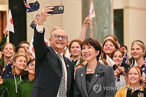 앤서니 앨버니지 호주 총리와 '셀카' 찍는 다카이치 사나에 일본 총리(중앙 우측)  [AFP 연합뉴스. 재판매 및 DB 금지]