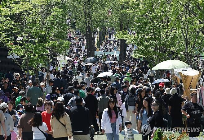 붐비는 어린이대공원 (서울=연합뉴스) 김성민 기자 = 어린이날인 5일 서울 광진구 어린이대공원이 인파로 붐비고 있다. 2026.5.5 ksm7976@yna.co.kr