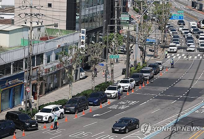 입장부터 막히는 줄 (서울=연합뉴스) 김성민 기자 = 어린이날인 5일 서울 광진구 어린이대공원 주차장으로 들어가는 길이 차량으로 붐비고 있다. 2026.5.5 ksm7976@yna.co.kr