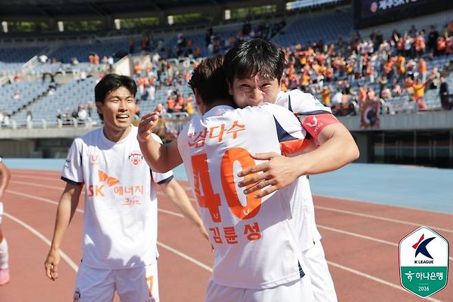 득점을 도운 김륜성과 포옹하는 남태희 [한국프로축구연맹 제공. 재판매 및 DB 금지]