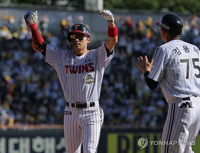 박해민 1타점 적시타 (서울=연합뉴스) 류영석 기자 = 어린이날인 5일 서울 잠실야구장에서 열린 KBO 프로야구 두산 베어스와 LG 트윈스의 경기.
    7회말 1사 1,2루 상황에서 LG 박해민이 1타점 적시타를 친 뒤 세리머니를 하고 있다. 2026.5.5 ondol@yna.co.kr