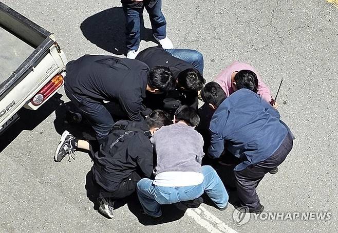 긴급 체포되는 여고생 살인 혐의 피의자 (광주=연합뉴스) 5일 오전 광주 광산구 월계동 한 도로에서 살인 혐의 등을 받는 20대 피의자 장모 씨를 경찰이 긴급 체포하고 있다.
    장씨는 이날 오전 광산구 월계동 한 대학교 인근 도로에서 흉기를 찔러 여고생을 살해하고 또래 남고생에게도 흉기를 휘두른 혐의를 받고 있다. 2026.5.5 [독자 제공. 재판매 및 DB 금지] daum@yna.co.kr