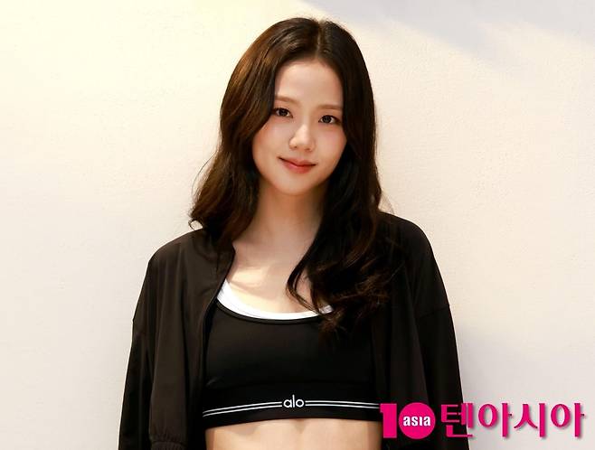 블랙핑크 지수가 취재진 앞에서 포즈를 취하고 있다. /텐아시아 DB