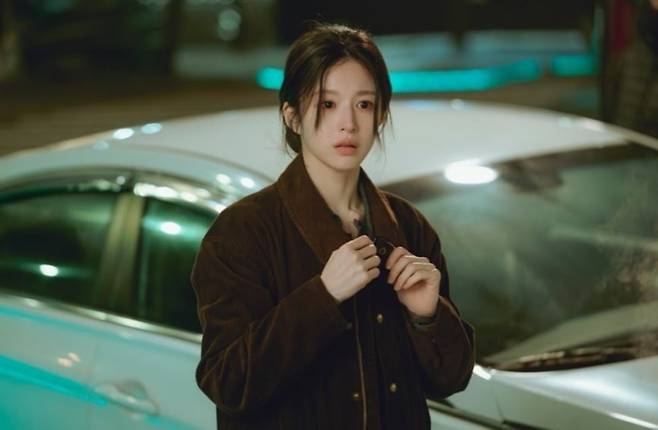 배우 고윤정이 '모두가 자신의 무가치함과 싸우고 있다'에서 일명 '초록불 대사'로 시청자들에게 위로를 전하고 있다./사진제공=JTBC