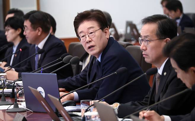 ▲ 이재명 대통령이 6일 청와대에서 열린 국무회의 겸 비상경제점검회의에서 발언하고 있다. /연합뉴스