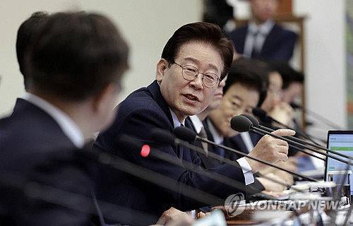 이재명 대통령이 6일 청와대에서 열린 국무회의 겸 비상경제점검회의에서 윤호중 행안부 장관에게 질문하고 있다.