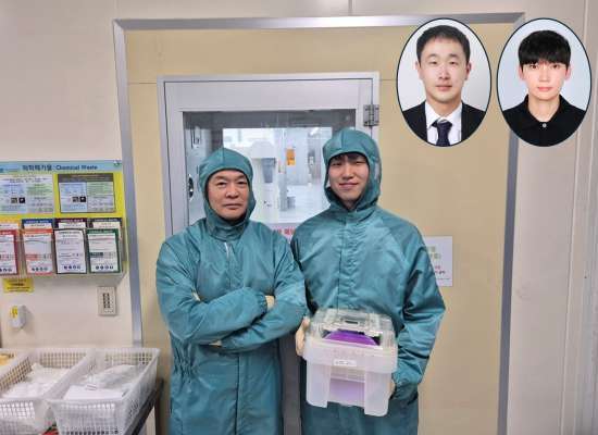 왼쪽부터 최양규 교수, 윤성윤 박사과정 (우상부터)김상현 교수,김준표 박사