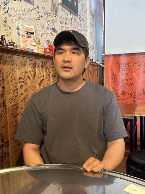 ◇2023년 4월 강릉 산불 당시 삶의 터전을 잃은 이기동(38)씨가 산불 이후 달라진 일상과 복구 과정에서의 어려움을 설명하고 있다. 강릉=이동수기자