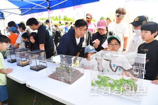 ▲ 울산 울주군이 범서생활체육공원 등 3곳에서 '2026년 울주 어린이날 큰잔치' 행사를 개최한 가운데 노동완 부군수가 행사장을 점검하고 있다. 울주군청 제공