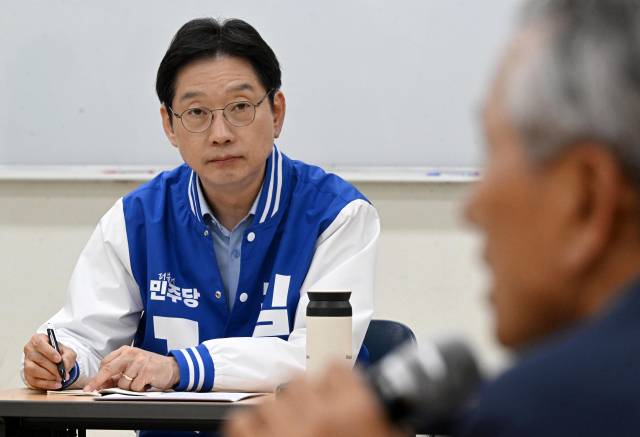 더불어민주당 김경수 경남도지사 예비후보가 6일 창원시 마산회원구 우리누리청소년문화센터에서 열린 ‘경남 햇빛 소득 활성화 간담회’에서 참석자의 이야기를 듣고 있다./성승건 기자/