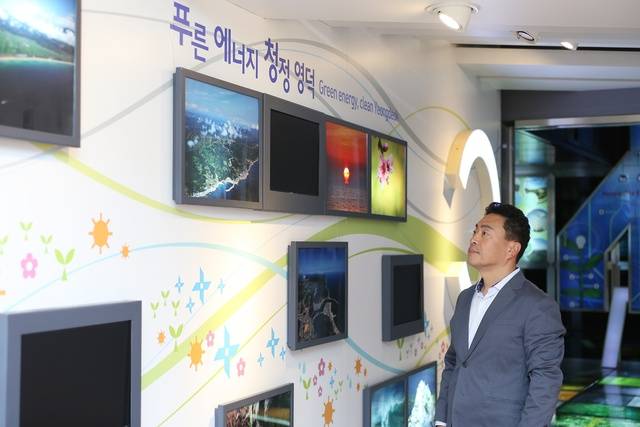 조주홍 영덕군수 예비후보가 원전유치를 위해 전시관을 돌보고 있다 조주홍 켐프 제공