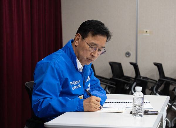 6일 AX산업혁신 특별위원회와 간담회를 하고 있는 위성곤 후보.