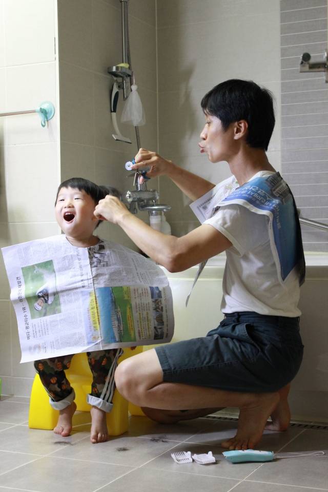 여성가족부와 주한스웨덴대사관이 공동 주최한 '대한민국 아빠육아 사진 공모전'에서 버금상을 수상한 안상태씨의 '업사이클 신문지와 아빠의 가위질'.
