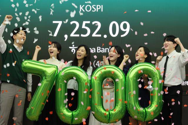 코스피가 7000을 돌파한 6일 서울 중구 하나은행 본점 딜링룸에서 직원들이 축하 세리모니를 하고 있다 사진연합뉴스